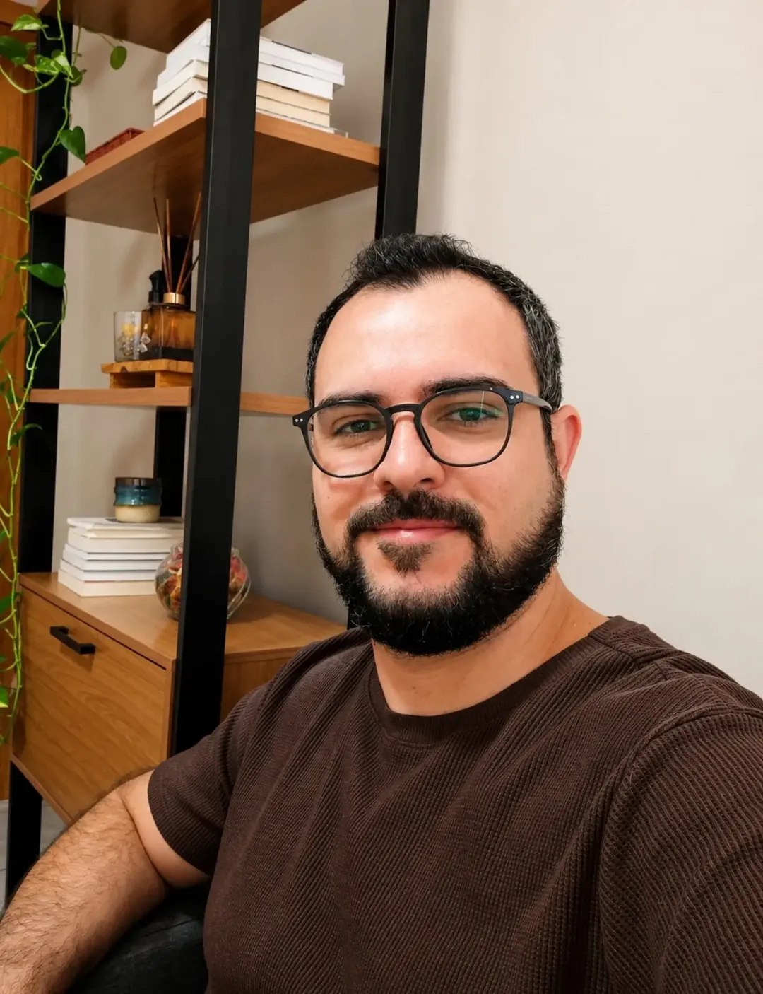 Dr. Paulo Ribeiro em seu escritório de atendimento psicológico